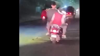 नागपूर शहर: टेका नाका ते इंदोरा चौक दरम्यान जीवावर उदार होऊन रायडिंग, तरुणांचा मांडीवरचा व्हिडिओ व्हायरल