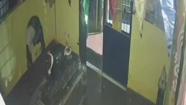 மானாமதுரை: சோனையா கோவிலில், முகத்தை துணியால் மறைத்துக் கொண்டு உண்டியலைத் தூக்கிச் செல்லும் திருடனின் சிசிடிவி காட்சிகள்