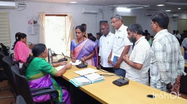 జిల్లా కలెక్టర్ కార్యాలయంలో జరిగిన, ప్రజావాణి లో మొత్తం 124 దరఖాస్తులు వచ్చాయి. అధికారులు