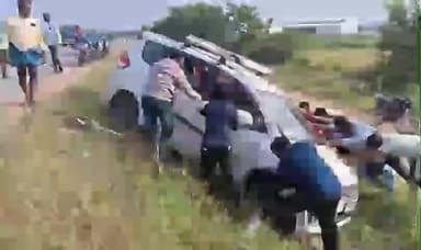 ఉండవెల్లి: ఉండవెల్లి మండల కేంద్రంలోని 44వ జాతీయ రహదారిపై రెండు కార్లు డీ...తప్పిన ప్రమాదం