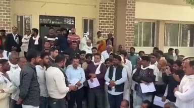 खातेगांव: रेल परियोजना व हाईवे सड़क निर्माण से प्रभावित किसानों ने उचित मुआवजे की मांग करते हुए ज्ञापन दिया