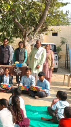 कोटकासिम: करीरीवास गांव में विद्यालय स्टाफ ने स्वयं बनकर भामाशाह, सभी बच्चों को बांटे जूते और मोजे