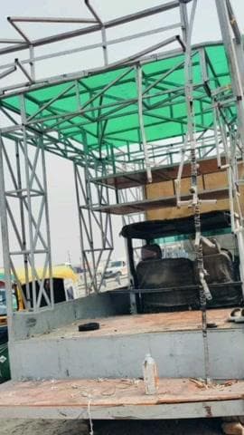 राजातालाब: ट्रक ने डीजे को मारी जोरदार टक्कर, चार लोग घायल, दो की हालत गंभीर