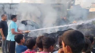 निचलौल: ग्राम सभा ओबरी के खलिहान में पुआल में लगी अचानक आग, मचा हड़कंप