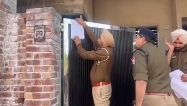 ਰਾਮਪੁਰਾ ਫੂਲ: ਪਿੰਡ ਮਹਿਰਾਜ ਵਿਖੇ ਨਸ਼ਾ ਤਸਕਰ ਮਹਿਲਾ ਘਰ ਬਾਹਰ ਪ੍ਰੋਪਰਟੀ ਫਰਿੱਜ ਨੋਟਿਸ ਚਿਪਕਾਇਆ