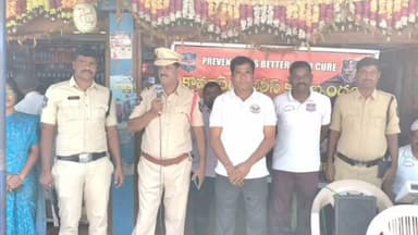 తాడ్వాయి: ప్రధాన చౌరస్తాలో పోలీసు కళాజాత బృందం మాదకద్రవ్యాల, నిరోధంపై అవగాహన కార్యక్రమం, పాటల రూపంలో వివరించారు