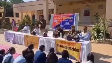 श्रीमाधोपुर: सड़क सुरक्षा जागरूकता कार्यक्रम में दुपहिया वाहन चालकों को दी गई हिदायत, बांटे गए हेलमेट और लगाए गए वाहनों पर रिफ्लेक्टर