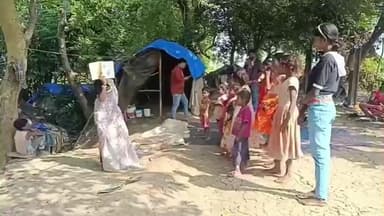 পাঁশকুড়া: আমরা ছাত্রদলের পক্ষ থেকে পাঁশকুড়া রেললাইন সংলগ্ন বস্তি ছেলেমেয়েদের পড়াশোনার প্রতি আগ্রহী করতে নয়া উদ্যোগ