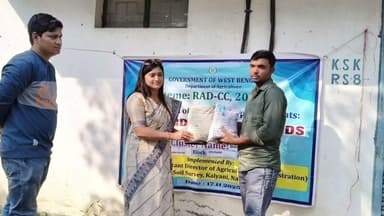 কালীগঞ্জ: কালিগঞ্জ কৃষি দপ্তর এবং পঞ্চায়েত সমিতির উদ্যোগে রাগী চাষীদের হাতে বীজ তুলে দেয়া হলো