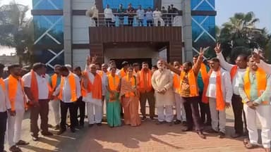 मानवत: भाजप शिवसेनेच्या वतीने भव्य शक्तिप्रदर्शन करत मानवत नगरपरिषद निवडणुकीसाठी उमेदवारी अर्ज दाखल