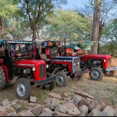 कठूमर: निठारी के पास सदली गांव में अवैध खनन के परिवहन के दौरान वन विभाग के कर्मचारियों ने तीन ट्रैक्टरों को किया ज़ब्त