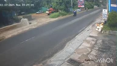 വൈക്കം: വൈക്കം തലയോലപ്പറമ്പിൽ ഭർത്താവ് ഓടിച്ച സ്കൂട്ടർ അപകടത്തിൽപ്പെട്ട് വീട്ടമ്മയ്ക്ക് ദാരുണാന്ത്യം