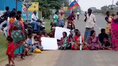 திண்டுக்கல் மேற்கு: கன்னிவாடி அருகே வருவாய் துறை மற்றும் அரசு அதிகாரிகளை கண்டித்து பொதுமக்கள் செம்பட்டி ஒட்டன்சத்திரம் நெடுஞ்சாலையில் சாலை மறியல்