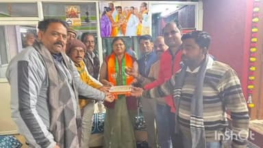 शाहपुर: बिहार में एनडीए की ऐतिहासिक जीत का जश्न, भाजपा कार्यकर्ताओं ने विधायक आवास पर मिठाई खिलाई