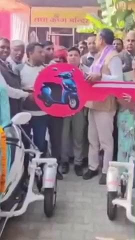 बानसूर: बानसूर में विधायक शेखावत ने पांच दिव्यांगों को स्कूटी का वितरण किया