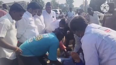 సత్తుపల్లి: రేజర్ల గ్రామం వద్ద మానవత్వం చాటుకున్న రాష్ట్ర కాంగ్రెస్ నాయకులు డాక్టర్ మట్టా దయానంద్