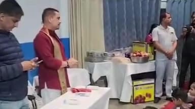 इंदौर: इंदौर में राबर्ट वाड्रा महेश दृष्टिहीन कल्याण संघ के समारोह में शामिल हुए, ऊनी वस्त्र और जरूरत का सामान वितरित किया