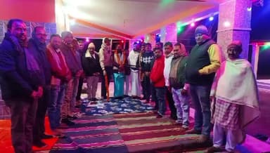 बेंगाबाद: धर्मपुर गांव के शिव पार्वती मंदिर परिसर में भरत लाल शर्मा की अध्यक्षता में ग्रामीणों की बैठक आयोजित