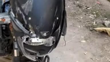 মন্দিরবাজার: লক্ষীকান্তপুর এলাকায় একটি বাইক নিয়ন্ত্রণ হারিয়ে রাস্তার পাশে দাঁড়িয়ে থাকা অটোর পিছনে ধাক্কা মেরে আহত বাইক আরোহী