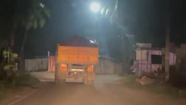 போச்சம்பள்ளி: இரவு நேரங்களில் சட்டவிரோதமாக செம்மண் கடத்தல் போச்சம்பள்ளி 4 வழிச்சாலையை கடந்து செல்லும் வீடியோ சமூக வலைதளத்தில் வைரல்