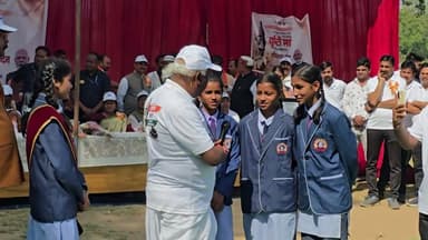 सांसद चिंतामणि महाराज ने बच्चों को अच्छे से तैयार करने कहते हुए, शिक्षकों की लगाई क्लास