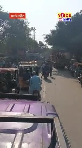 17 नवंबर म्याऊं मार्केट रोड पर भारी जाम देखने को मिला और विधायक की गाड़ी भी फासी मिली, #viral #news #miauon