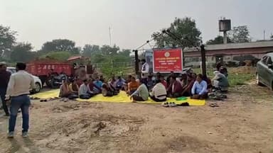 उरई। लेखपालों ने 8 सूत्रीय मांगों को लेकर किया प्रदर्शन मामला उरई तहसील परिसर का