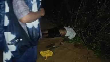 பரமக்குடி: தென்னந்தோப்பிலிருந்து வைகை ஆறு வழியாக பரமக்குடிக்கு நடந்து வந்த காவலாளிகள் மீது தாக்குதல், ஒருவர் உயிரிழப்பு,