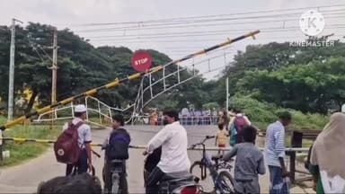 வாணியம்பாடி: நியுடவுன் ரயில்வே கேட் டிராக்டர் மோதி உடைந்து சேதம் ரயில்வே கேட் உடைந்து மூடப்பட்டதால் முற்றிலும் போக்குவரத்து பாதிப்பு