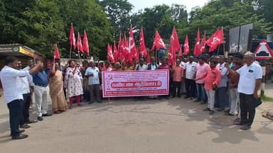 பாலக்கோடு: பாலக்கோடு தாசில்தார் அலுவலகம் முன்பு நிலத்தை அபகரிக்கும் கண்டித்து மார்க்சிஸ்ட் கம்யூனிஸ்டு கட்சியினர் கண்டன ஆர்ப்பாட்டம்