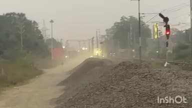 डुमरांव: डुमरांव पश्चिमी रेलवे फाटक पर जाम से ट्रेनें आउटर पर रुकीं, डीडीयू-पटना रेलखंड पर यातायात प्रभावित