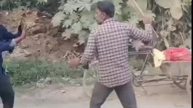 शाहजहांपुर: सिधौली के पैना बुजुर्ग गांव में दबंगों ने एक दलित के साथ की मारपीट, घटना का वीडियो हुआ वायरल