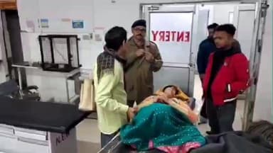 इटावा: इटावा रेलवे स्टेशन पर अवध एक्सप्रेस ट्रेन से गिरकर महिला घायल, आरपीएफ पुलिस ने अस्पताल पहुंचाया, इलाज जारी है