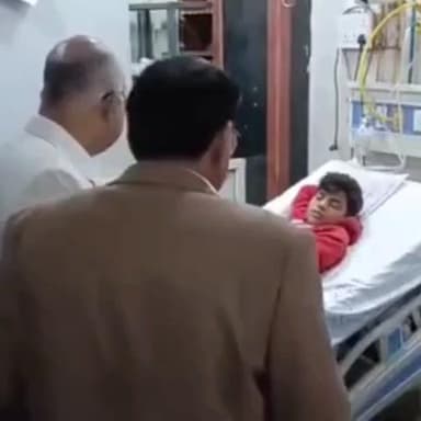 कानपुर: दिल्ली से आ रही सड़क बस दुर्घटना में घायलो का हाल-चाल लेने पहुंचे कानपुर के जिला अधिकारी