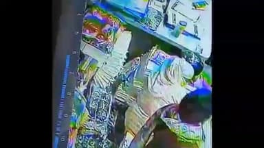 नारनौल: पुल बाजार में महिला ने कपड़े की दुकान से लाचा चुराया, वीडियो वायरल