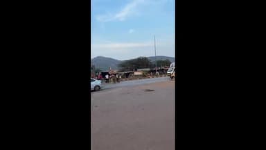 ಸಂಡೂರು: ತಾಲೂಕಿನ ತೋರಣಗಲ್ಲು ಗ್ರಾಮದಲ್ಲಿ ಕಾರಿಗೆ ಲಾರಿ ಢಿಕ್ಕಿ