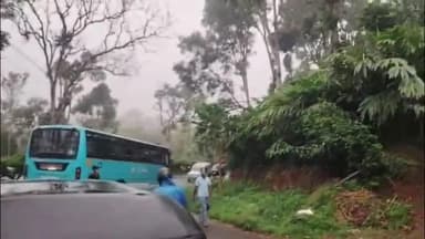 പീരുമേട്: സംസ്ഥാന പാതയിൽ വണ്ടൻമേട് വെള്ളിമലക്ക് സമീപം കാറും ബസും കൂട്ടിയിടിച്ച് ഒരാൾക്ക് പരിക്ക്, സിസിടിവി ദൃശ്യം പുറത്ത്