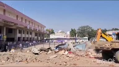 బస్ స్టాండ్ లో
RTC అధికారులు అత్యుత్సాహం
ఎలాంటి ముందస్తు సమాచారం లేకుండ బేకరీ షాప్ ను కూల్చివేసిన అధికారులు