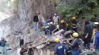 चकराता: गहरी खाई में समाया वाहन, एक की मौत और एक घायल