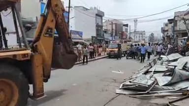 திருப்பூர் தெற்கு: காங்கேயம் சாலை சி டி சி கார்னர் பகுதியில் சாலையோர ஆக்கிரமிப்புகளை போலீசார் முன்னிலையில் அலுவலர்கள் அப்புறப்படுத்தினர்