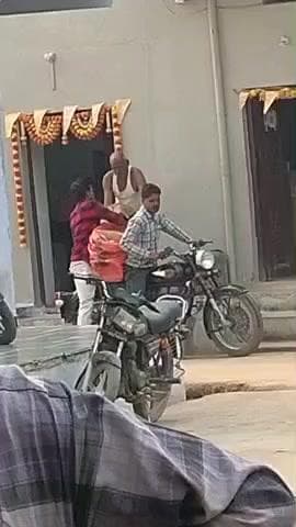 @##Chandpur me अवेद शराब विक रही है ठेका वैजू बाबरा का और गाओ में बिच रही हैं @##chandpur
@