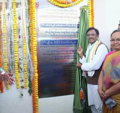 గజ్వేల్: గజ్వేల్ పట్టణంలో పలు అభివృద్ధి పనులకు శంకుస్థాపన చేసిన రాష్ట్ర కార్మిక, ఉపాధి కల్పన శాఖ మంత్రి వివేక్ వెంకటస్వామి
