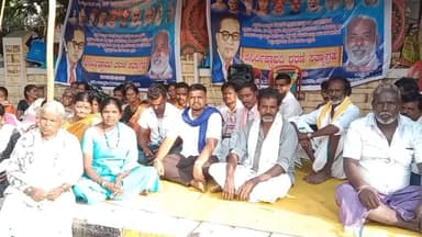 ಚಳ್ಳಕೆರೆ: ನಿವೇಶನಕ್ಕೆ ಒತ್ತಾಯಿಸಿ ಗೋಸಿಕೆರೆ ಗ್ರಾಮಸ್ಥರಿಂದ ಚಳ್ಳಕೆರೆ ಇಓ ಕಚೇರಿ ಬಳಿ ಉಪವಾಸ ಸತ್ಯಾಗ್ರಹ