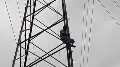 நிலக்கோட்டை: செம்பட்டி அருகே கோவில் இடத்தில் அரசு மினி ஸ்டேடியம் கட்டுவதற்கு எதிர்ப்பு விவசாயி உயர் அழுத்த மின் கோபுரத்தில் ஏறி தற்கொலை முயற்சி