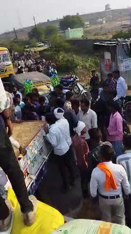 मुंगावली मंडी में डाक कम लगने के कारण किसने की लड़ाई और पुलिस प्रशासन तहसीलदार भी आए फिर किसानों को मिला न्याय