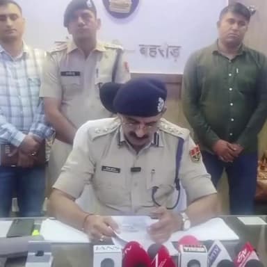 नीमराना: जनक सिंहपुरा गांव के राष्ट्रीय राजमार्ग पर ट्रक से कार टकराई, दो लोग गंभीर रूप से घायल, निजी अस्पताल में भर्ती