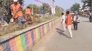 అసిఫాబాద్: ఆసిఫాబాద్ డివైడర్ లో పిచ్చి మొక్కలను తొలగించిన మున్సిపల్ కార్మికులు