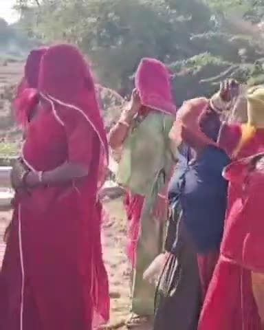 जायल: जायल के ढेहरी गांव में पानी की समस्याओं को लेकर महिलाओं ने किया विरोध प्रदर्शन