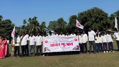 বইটামাৰী: প্ৰণৱ শিল্পী জুবিন গাৰ্গক ন্যায় প্ৰদানৰ দাবীত বইটামাৰীত আছুৰ উদ্যোগত “মানৱ শৃংখল" কাৰ্য্যসূচী ৰূপায়ন