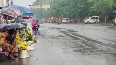 உளுந்தூர்பேட்டை: உளுந்தூர்பேட்டை மற்றும் அதன் சுற்றுவட்டார பகுதிகளில் பெய்த தொடர் மழை காரணமாக மழையில் நனைந்தபடி சென்ற பள்ளி மாணவர்கள்